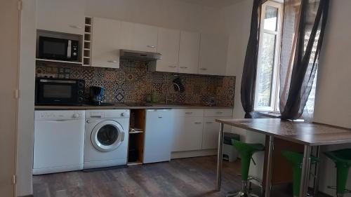 Kuchyň nebo kuchyňský kout v ubytování Gite chez Anne So