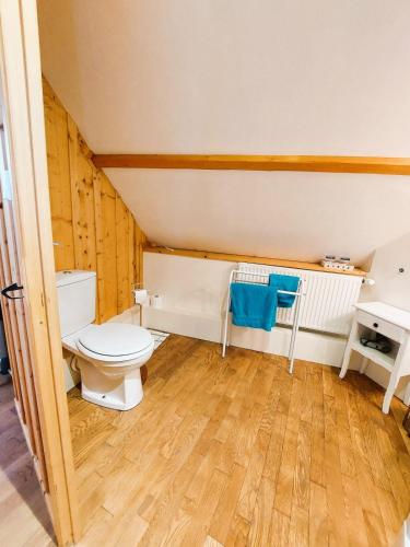 une salle de bain avec toilettes et lavabo dans l'établissement Gîte et gîte équestre dans ancienne laiterie rénovée, à Saint-Sauveur-le-Vicomte