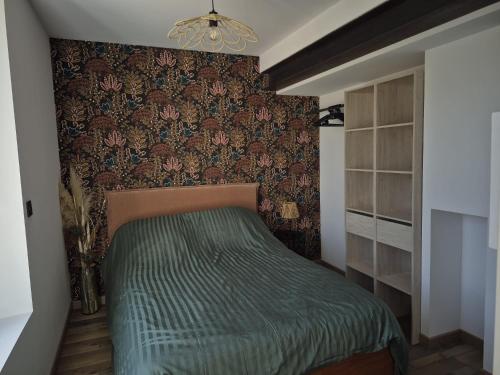 une chambre avec un lit avec une couette verte dans l'établissement Apartement La Cuverie, à Carcassonne
