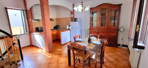 Η κουζίνα ή μικρή κουζίνα στο Antica casa in pietra vista mare
