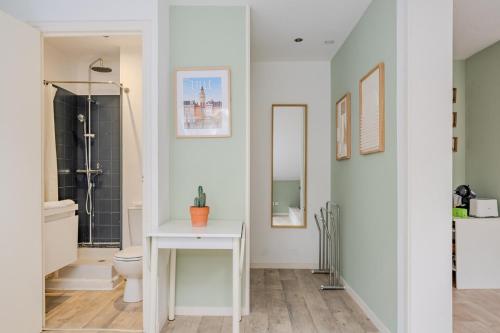 une salle de bain blanche avec des toilettes et un lavabo dans l'établissement Bright Studio for 2 : Lille City-center, à Lille