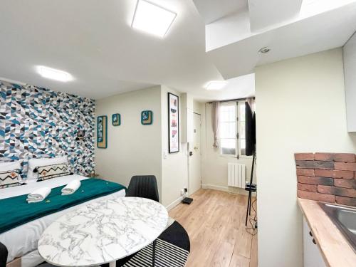 pokój z łóżkiem i stołem w obiekcie 162 - Urban Studio in Montorgueil w Paryżu