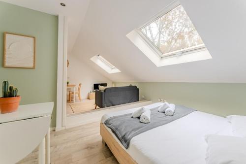 une chambre avec un lit avec deux serviettes dessus dans l'établissement Bright Studio for 2 : Lille City-center, à Lille