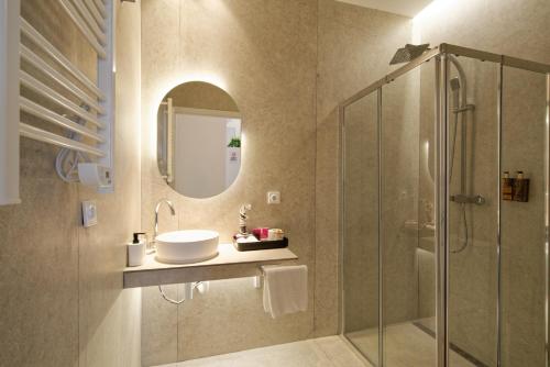 un bagno con lavandino e doccia di Osito Hub - Campoamor a Valencia