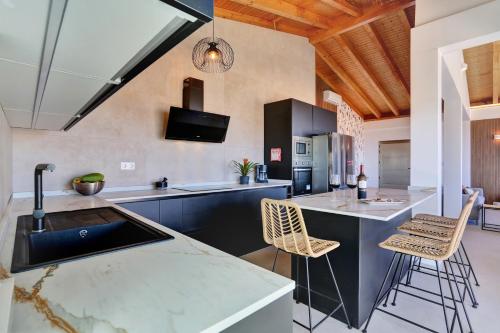 Cucina o angolo cottura di Prestige luxe villa pacific ocean solar energy