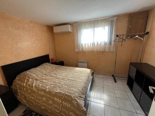 une petite chambre avec un lit et une fenêtre dans l'établissement Appartement Les Pluviers, à Saint Pierre La Mer