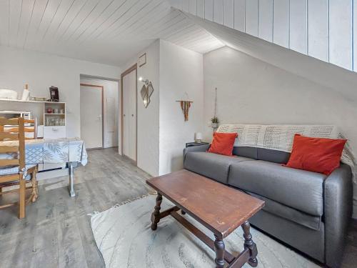 un salon avec un canapé et une table dans l'établissement Studio lumineux au cœur d'Aix-les-Bains, à Aix-les-Bains
