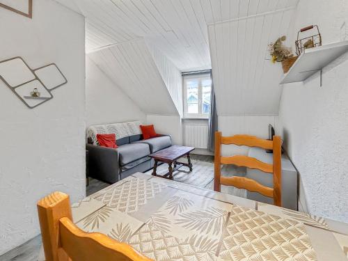 un salon avec un lit et un canapé dans l'établissement Studio lumineux au cœur d'Aix-les-Bains, à Aix-les-Bains