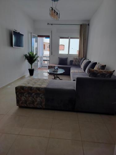 una sala de estar con un sofá y una mesa en Oued laou beach, en Oued Laou