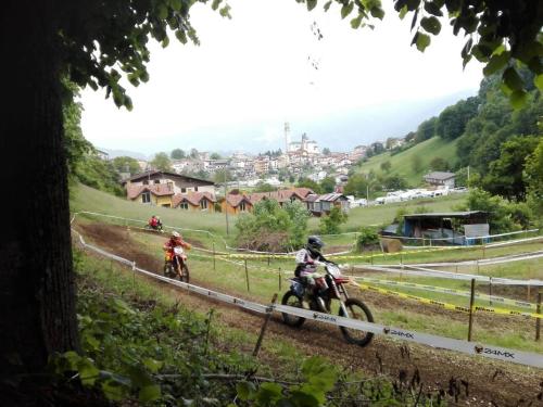 two people riding motorcycles on a dirt track at Il nido del pettirosso in Enego
