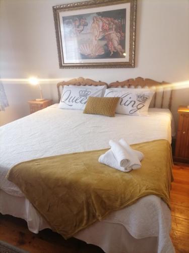 Ένα ή περισσότερα κρεβάτια σε δωμάτιο στο Tucker House B&B