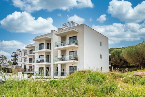 Seabreeze Apartment - Your Beachside Getaway by Lisbeyond