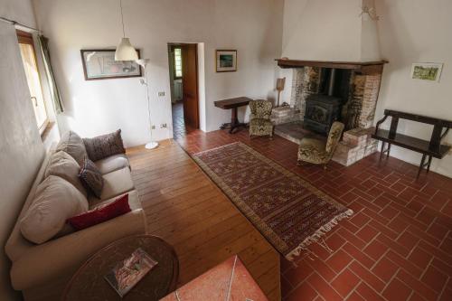 a living room with a couch and a fireplace at Agriturismo La Ca'Solare in Palaia