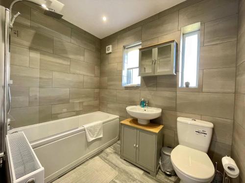 Gallery image of Fabulous 3 Bedroom Home with Parking in Bedford in Bedford