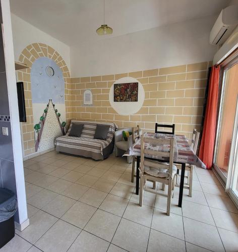 un salon avec un canapé et une table dans l'établissement Cœur d'azur, à Saint-Laurent-du-Var