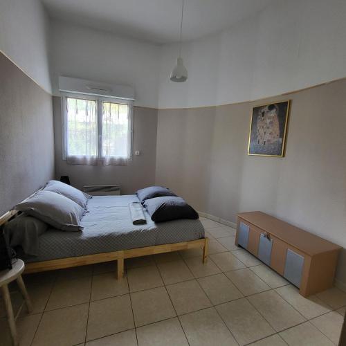une chambre avec un lit avec deux oreillers dessus dans l'établissement Cœur d'azur, à Saint-Laurent-du-Var