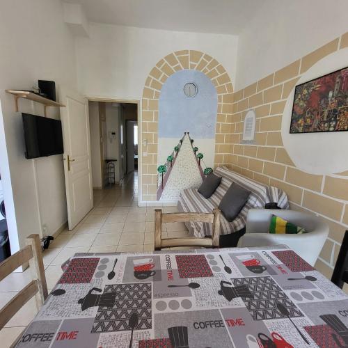 - un salon avec une table ornée d'un motif dans l'établissement Cœur d'azur, à Saint-Laurent-du-Var