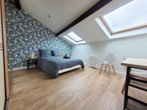 - une chambre avec un lit dans une pièce dotée de lucarnes dans l'établissement Le Vivaldi Prox Centre Ville et Place Stan, à Nancy