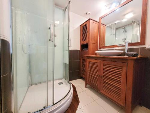 une salle de bain avec une douche, des toilettes et un lavabo dans l'établissement Le Vivaldi Prox Centre Ville et Place Stan, à Nancy