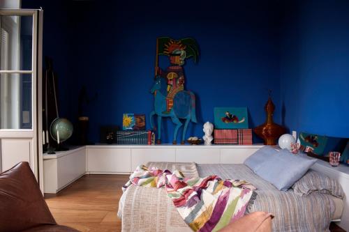 a bedroom with a blue wall with a bed in it at Villa Willa Walla in Golasecca
