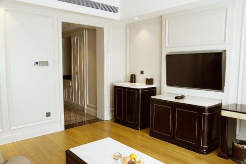 a large living room with a flat screen tv at Ramada Plaza by Wyndham Wenzhou in Wenzhou