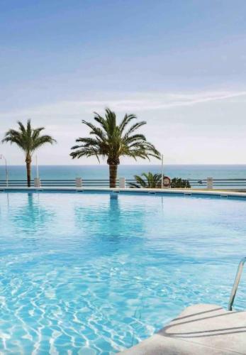 Beachside Pool Apartment by Rent Me