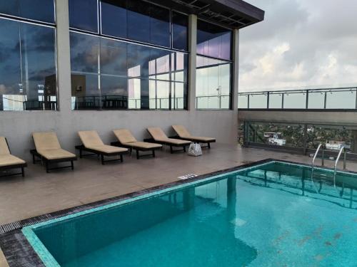 ネゴンボにあるOcean Breeze Sea View Apartmentの建物の屋上にあるプール