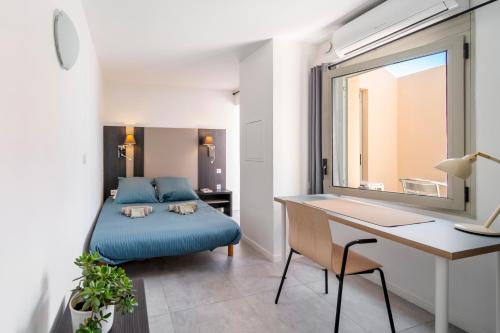 - une chambre avec un lit et un bureau dans l'établissement Duplex centre de Cannes - terrasse, sunset & pool, à Cannes
