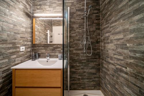 une salle de bain avec un lavabo et une douche dans l'établissement Duplex centre de Cannes - terrasse, sunset & pool, à Cannes