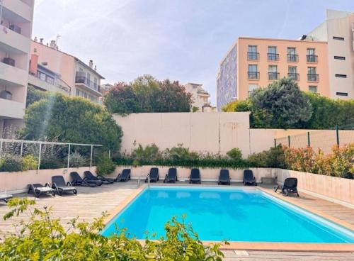une piscine sur le toit d'un immeuble dans l'établissement Duplex centre de Cannes - terrasse, sunset & pool, à Cannes