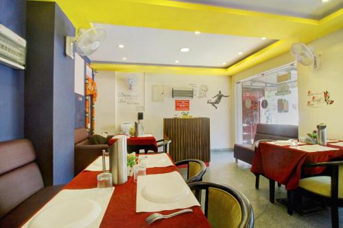 a dining room with tables and chairs in a restaurant at Hotel O India Gate in Chennai