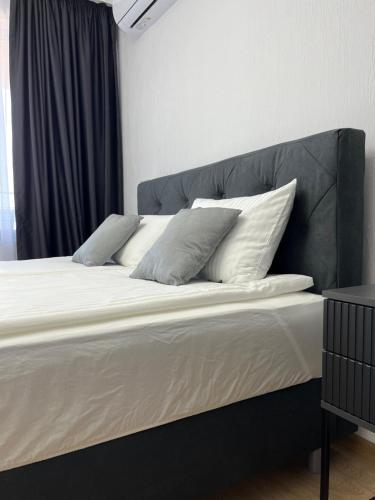 Giường trong phòng chung tại Lago Mare Apartment