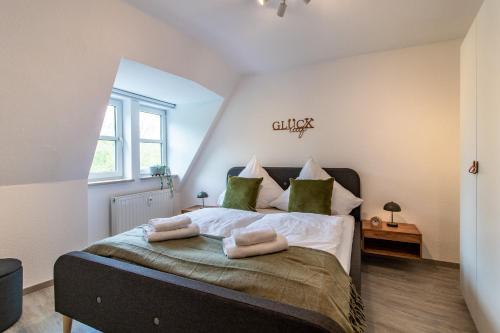 a bedroom with a bed with towels on it at ErzGlück Apartment I WLAN I Küche I Stellplatz I 4P in Neuwelt