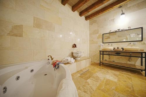 A bathroom at Kayra Cave Suites