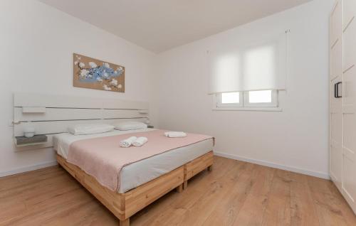 Voodi või voodid majutusasutuse Cozy Apartment In Sveti Filip I Jakov toas