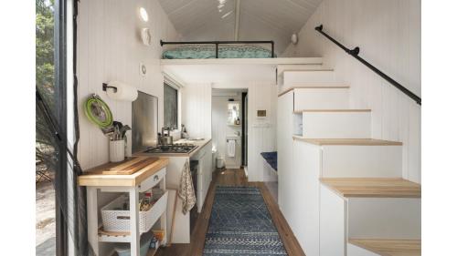 Cuina o zona de cuina de Tiny Hideaway at Cloverhills by Tiny Away