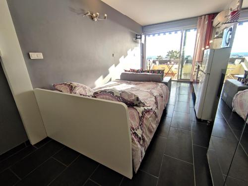 une chambre avec un lit dans une pièce avec une fenêtre dans l'établissement Studio 559, Port Nature 5 au village naturiste, au Cap d'Agde