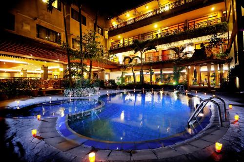 una grande piscina in un edificio di notte di Sukajadi Hotel, Convention and Gallery a Bandung