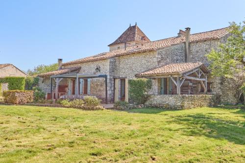 an old stone house with a large yard at Le Four - Piscine Privée in Thénac