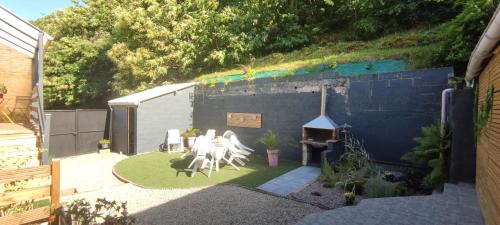 une vue aérienne d'une cour arrière avec une table et un gril dans l'établissement MAISON comprenant 2 logements à louer ensemble ou séparément capacité jusqu'à 10 personnes plus 2 bébés Idéalement placé pour visiter le Mt St Michel, St Malo et ses alentours, à Saint-Marcan