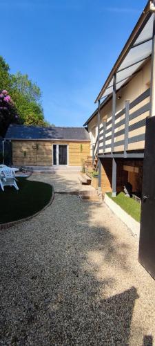 une maison avec une allée en gravier à côté d'un bâtiment dans l'établissement MAISON comprenant 2 logements à louer ensemble ou séparément capacité jusqu'à 10 personnes plus 2 bébés Idéalement placé pour visiter le Mt St Michel, St Malo et ses alentours, à Saint-Marcan