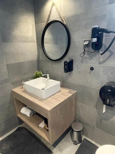 Un baño de 4TREES Airport Apartments and Rooms