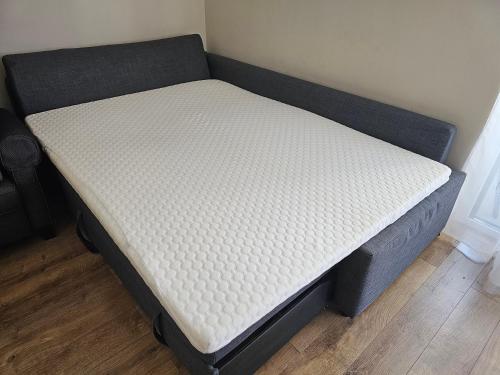 Cama en habitación con colchón en Ana Residence, en Timisoara