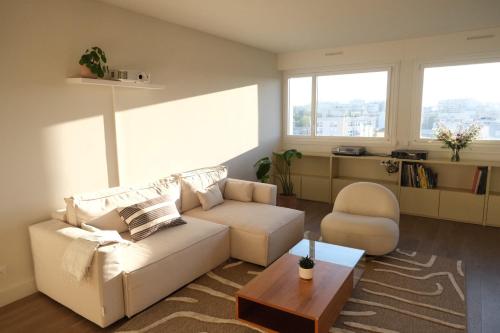 un salon avec un canapé et une table dans l'établissement Spacious apartment near Belleville, à Paris