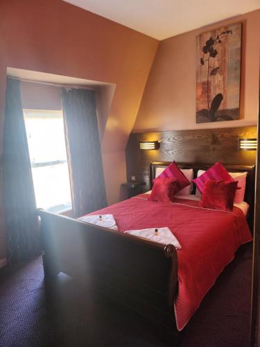 Ein Bett oder Betten in einem Zimmer der Unterkunft The Queensberry Hotel