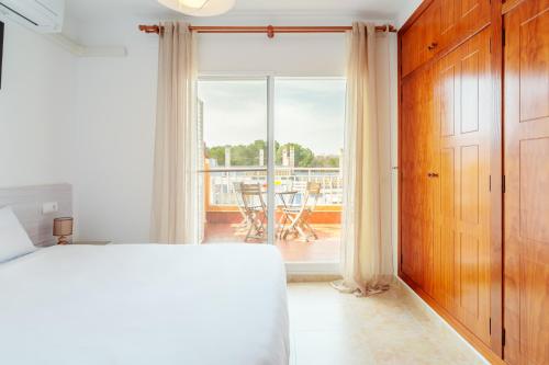 sypialnia z łóżkiem i balkonem ze stołem w obiekcie Montefaro Spacious Townhouse - Beach & pool w mieście Santa Pola