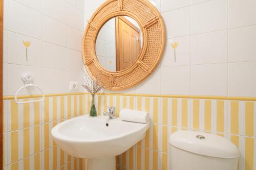 łazienka z umywalką, lustrem i toaletą w obiekcie Montefaro Spacious Townhouse - Beach & pool w mieście Santa Pola