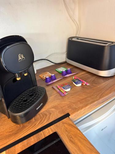 une imprimante assise sur une table en bois dans l'établissement Nid Bleu - Central - Wifi - Équipé, à Dax