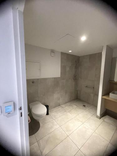 une salle de bain avec toilettes et lavabo dans l'établissement Oustaou-Studio Bloom -Le Spot, à La Ciotat