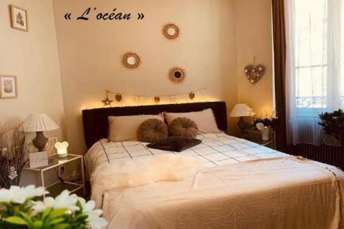 Charme de Blois à 2 min Château Local à vélos في بلوا: غرفة نوم بسرير كبير عليها مخدات